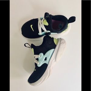 Boys NIKE black slip on sneakers 9c tennis shoes